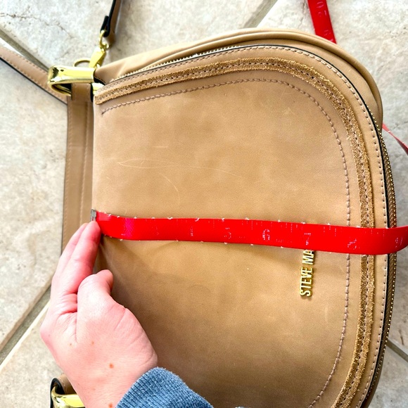 Sandy/Tan Steve Madden Purse with Gold Hardware - Picture 6 of 9